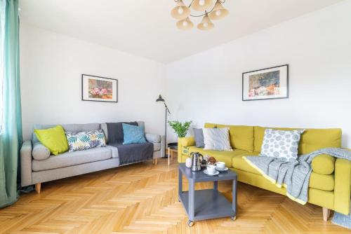 Warm & Family Friendly Apartment with Balcony by Noclegi Renters