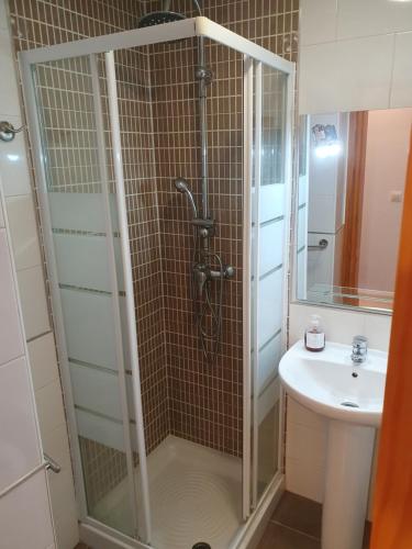 La salle de bains est pourvue d'une douche et d'un lavabo. dans l'établissement 4H, Aire Acondic, 50m2, 1 dormitorio, 4 huéspedes, WIFI GRATIS, à La Línea de la Concepción