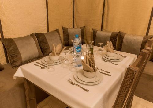 Ruang duduk di Titanic Merzouga Camp