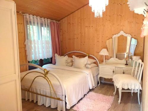 a bedroom with two beds and a mirror and a chandelier at Fantazja Letnia in Stegna