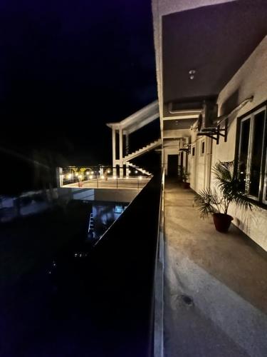 Casita de Gloria Hometel في ليغاسبي: اطلالة ليلية على مبنى مع مسبح