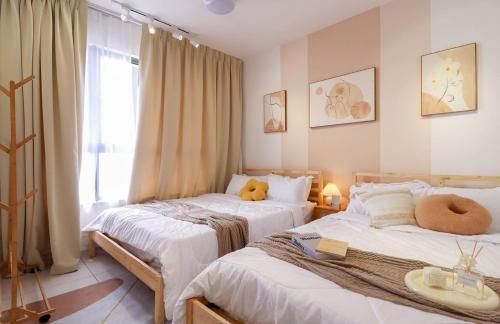 ein Schlafzimmer mit 2 Betten und einem Teddybär auf dem Bett in der Unterkunft 15 min to KL Pavillion & Beautiful Scenery By Nexx Field in Kuala Lumpur