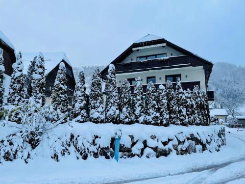 una casa con una valla cubierta de nieve en Hotel Pruggererhof, en Pruggern