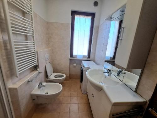 y baño con 2 lavabos, aseo y bañera. en Casa Salieri, en Garda