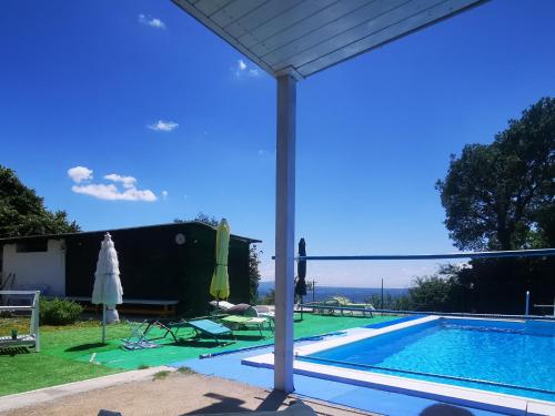 una piscina con vista su una casa di Casa vacanze Guardea a Guardea