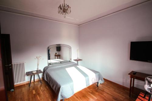 ein Schlafzimmer mit einem Bett und einem großen Spiegel in der Unterkunft Casa Cerea in Cerea