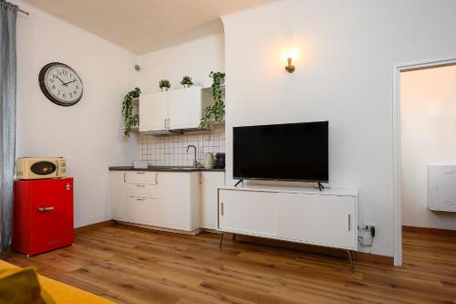 - un salon avec une télévision sur un mur blanc dans l'établissement Tito Livio 35 - Monolocale Cool, à Milan