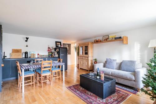 un salon avec un canapé et une table dans l'établissement Terrasse vue sur Ill - Cœur Petite France, à Strasbourg