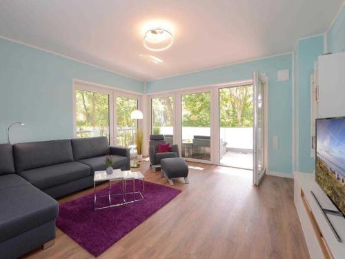 a living room with a couch and a tv at Gezeiten App 4 Deichlicht in Boltenhagen