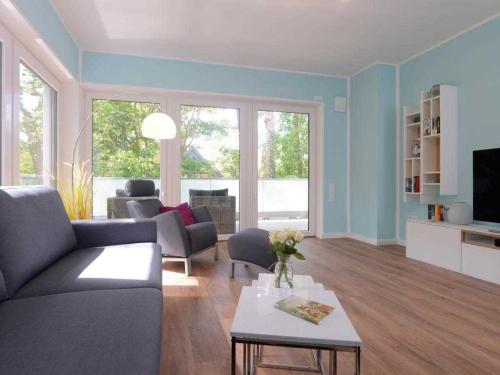 a living room with a couch and a table at Gezeiten App 4 Deichlicht in Boltenhagen