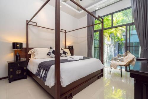 Postel nebo postele na pokoji v ubytování 3BR Pool Villa Onyx L2 - Your Oasis in a Gated Community near Nai Harn Beach