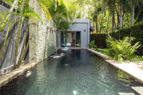 Bazén v ubytování 3BR Pool Villa Onyx L2 - Your Oasis in a Gated Community near Nai Harn Beach nebo v jeho okolí