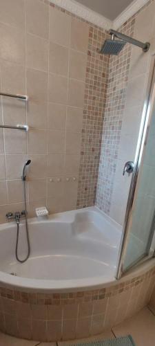Das Bad ist mit einer Badewanne mit einer Dusche ausgestattet. in der Unterkunft Libra Holiday Flats 1 in Margate