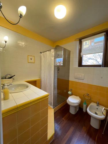 La salle de bains est pourvue d'une baignoire, de toilettes et d'un lavabo. dans l'établissement Giulia Suite Bologna, à Bologne