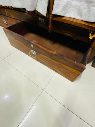 a wooden box sitting on top of a tile floor at Homestay Ac Dormitory in New Delhi