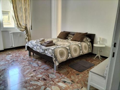 1 dormitorio con cama y alfombra en casa gio, en Novi Ligure