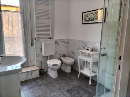 y baño con aseo, lavabo y ducha. en casa gio, en Novi Ligure