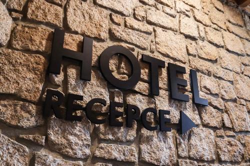 Certificado, premio, señal o documento que está expuesto en Hotel U Simla