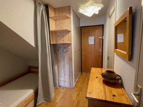 Zimmer mit einem Bett und einem Holztisch in der Unterkunft Studio Montgenèvre, 1 pièce, 5 personnes - FR-1-445-62 in Montgenèvre
