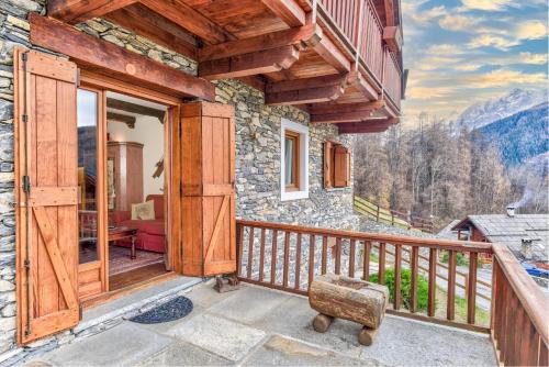 バルドネッキアにある5 min Piste Sci, Garage - Ski House Prerichardの山々の景色を望むバルコニー付きの家
