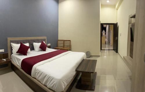 1 dormitorio con 1 cama grande y 1 mesa en Hotel LS Haveli, en Pushkar