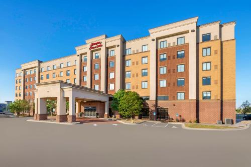 een weergave van de voorkant van een hotel bij Hampton Inn & Suites Minneapolis St. Paul Airport - Mall of America in Bloomington