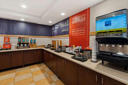 Кухня или мини-кухня в Hampton Inn & Suites Fort Belvoir Alexandria South
