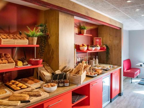 une boulangerie avec beaucoup de différents types de pain dans l'établissement ibis Pontorson Baie Du Mont Saint Michel, à Saint-Georges-de-Gréhaigne
