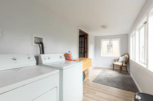 Kuchyň nebo kuchyňský kout v ubytování Stay with Jay in Cleveland 3