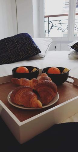 - deux croissants sur une assiette dans l'établissement Bastille - Lappe - Quartier anime, à Paris