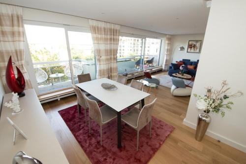 une salle à manger et un salon avec une table et des chaises dans l'établissement Luxueux pied à terre -Trocadéro - Tour Eiffel et Champs de Mars, à Paris