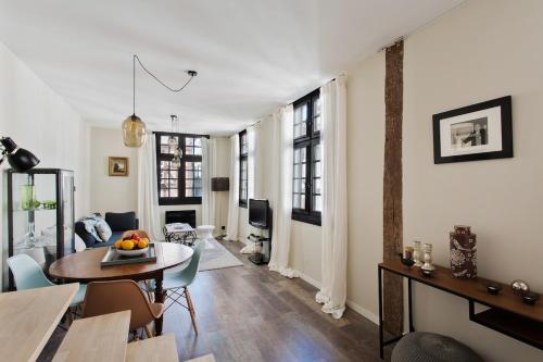 un salon avec une table et une salle à manger dans l'établissement Bayonne - Centre ville - Triplex - Standing, à Bayonne