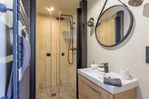 a bathroom with a shower and a sink and a mirror at Bayonne - Centre ville - Triplex - Standing in Bayonne