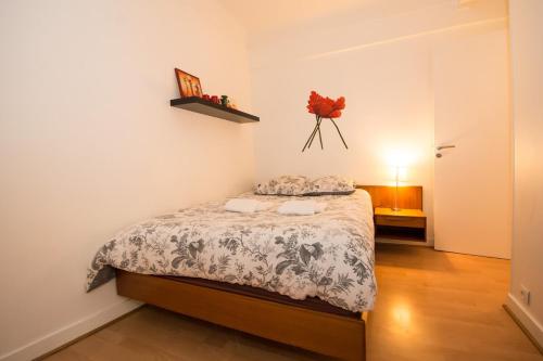 1 dormitorio con 1 cama en una habitación en Paris 15eme - Porte de versailles - Vaugirard en París