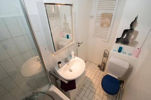 une salle de bain avec un lavabo, des toilettes et une douche dans l'établissement Paris 15eme - Porte de versailles - Vaugirard, à Paris