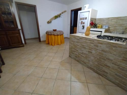 een keuken met een aanrecht en een tafel in een kamer bij Casa a Silius R5130 in Silìus