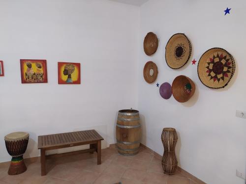 een kamer met hoeden en een tafel en een vat bij Casa a Silius R5130 in Silìus