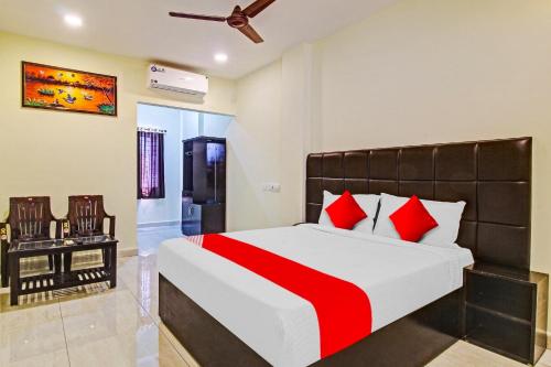 een slaapkamer met een groot bed met rode kussens bij Lakshmi Royal Inn in Warangal