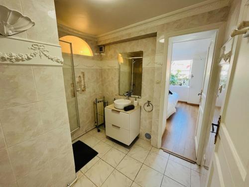 une salle de bain avec un lavabo, une douche et des toilettes dans l'établissement Biarritz hyper centre - Halles - terrasse, à Biarritz