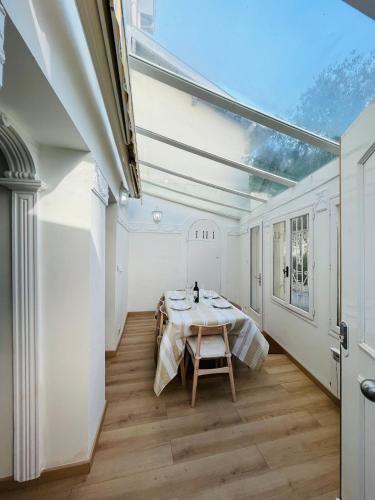 une salle à manger avec une table et une fenêtre dans l'établissement Biarritz hyper centre - Halles - terrasse, à Biarritz