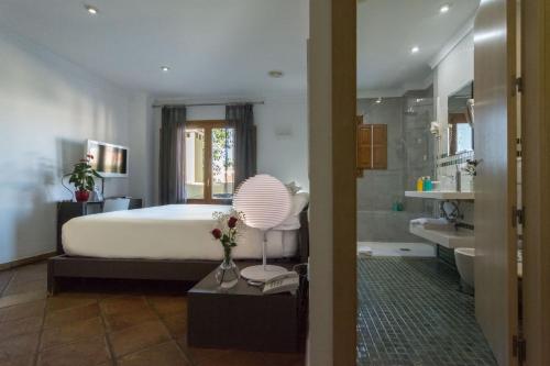 a bedroom with a bed and a bathroom at Hotel Nou Roma in Denia