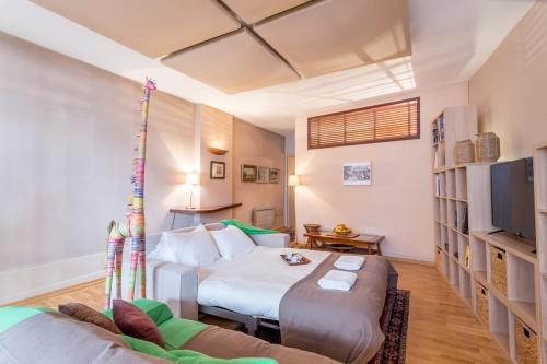 un salon avec un lit et un canapé dans l'établissement Bayonne - Cathedrale & Halles - Centre ville, à Bayonne