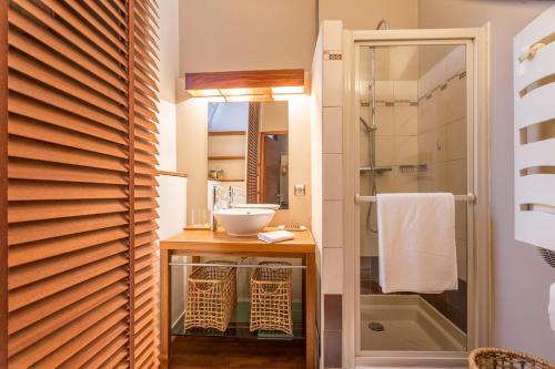 une salle de bain avec un lavabo et une douche dans l'établissement Bayonne - Cathedrale & Halles - Centre ville, à Bayonne