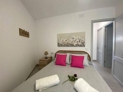 a bedroom with a large bed with pink pillows at Apartamento en Na Macaret B in Na Macaret