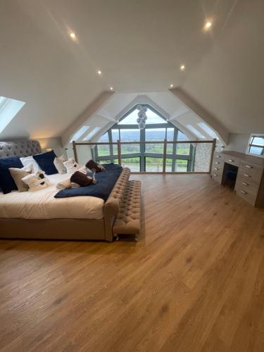 - une grande chambre avec un lit et une grande fenêtre dans l'établissement Pendle View by Valley View Lodges, à Longridge
