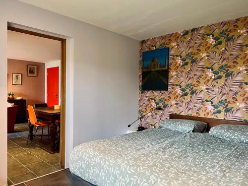 - une chambre avec un lit orné d'un mur fleuri dans l'établissement Rêve Perdu / studio PJ, à Bruges