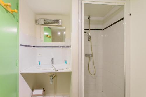 une salle de bain avec un lavabo et une douche dans l'établissement Bidart - balcon - Proche plage, à Bidart