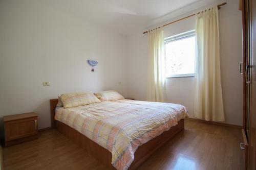 een kleine slaapkamer met een bed en een raam bij David One in Novigrad Istria