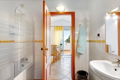 Ένα μπάνιο στο Apartamento A Quinta Porto Santo