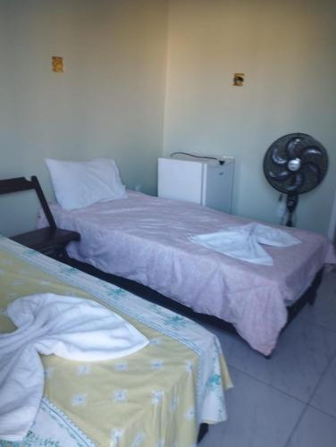 twee bedden naast elkaar in een kamer bij Pousada Sol da Justiça in Campos dos Goytacazes